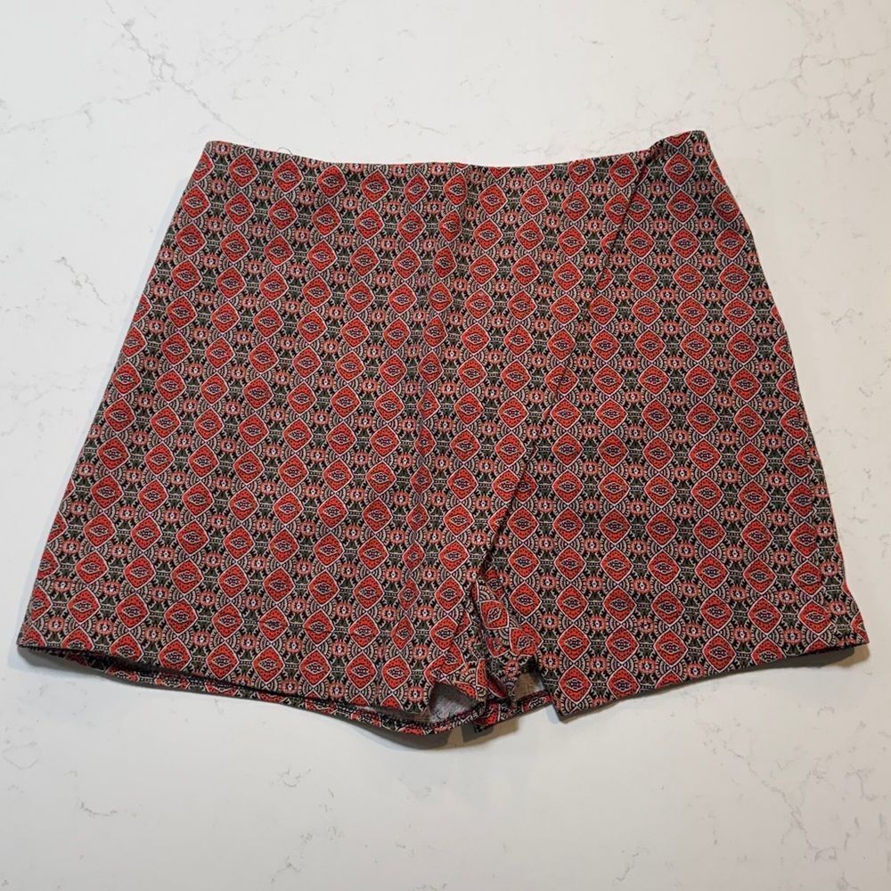 Hollister Red Patterned Women's skort.